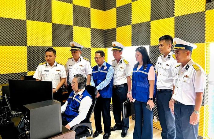 Các đại biểu tham quan công trình phòng thu âm. Ảnh: Hùng Hải