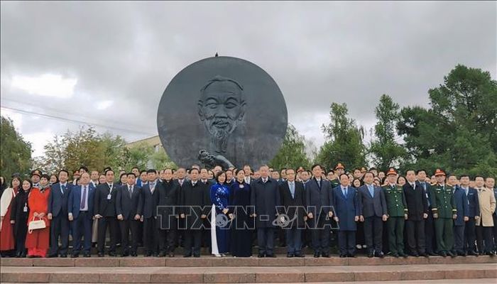 Tổng Bí thư, Chủ tịch nước Tô Lâm cùng Phu nhân và đoàn đại biểu cấp cao Việt Nam chụp ảnh lưu niệm tại Quảng trường Hồ Chí Minh ở thủ đô Moskva.