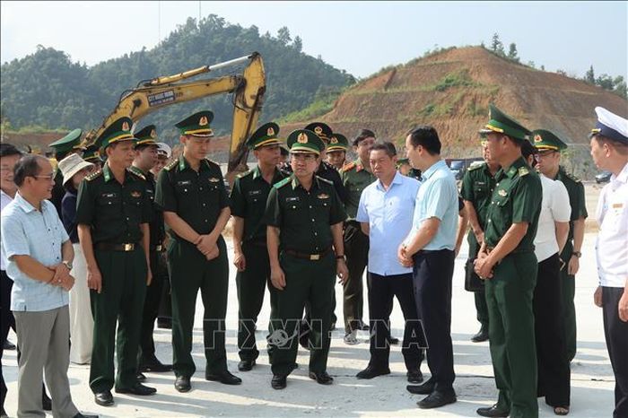 Đoàn công tác Bộ Tư lệnh Bộ đội Biên phòng khảo sát đường chuyên dụng vận chuyển hàng hóa khu vực mốc 1119 - 1120 (cửa khẩu quốc tế Hữu Nghị).