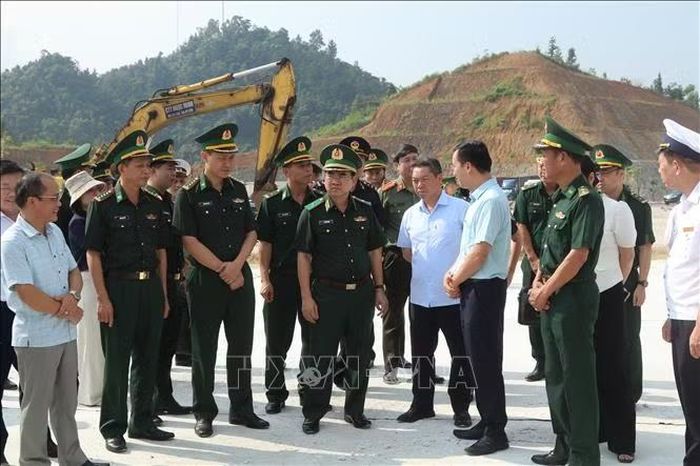 Đoàn công tác Bộ Tư lệnh Bộ đội Biên phòng khảo sát đường chuyên dụng vận chuyển hàng hóa khu vực mốc 1119 - 1120 (cửa khẩu quốc tế Hữu Nghị).