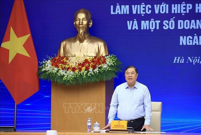 Phó Thủ tướng Thường trực Phạm Gia Túc chủ trì làm việc với Hiệp hội Điện tử Việt Nam và các doanh nghiệp xuất nhập khẩu lớn ngành điện tử bán dẫn. Ảnh: Tuấn Anh/TTXVN