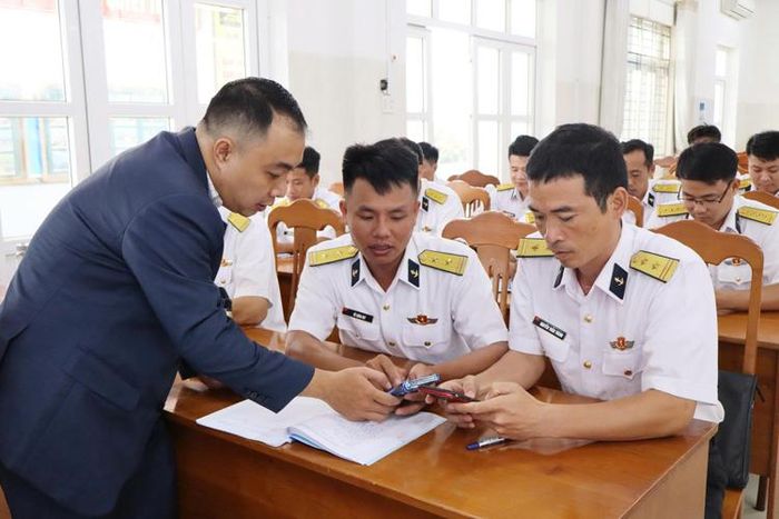 Báo cáo viên hướng dẫn cán bộ sử dụng các công cụ AI trên điện thoại di động.