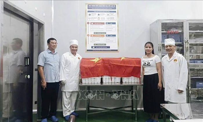 Ban Chỉ đạo tìm kiếm, xác định danh tính liệt sĩ tỉnh Điện Biên bàn giao 800 mẫu hài cốt liệt sĩ chưa xác định được thông tin cho Viện Pháp y Quân đội. Ảnh tư liệu: TTXVN phát