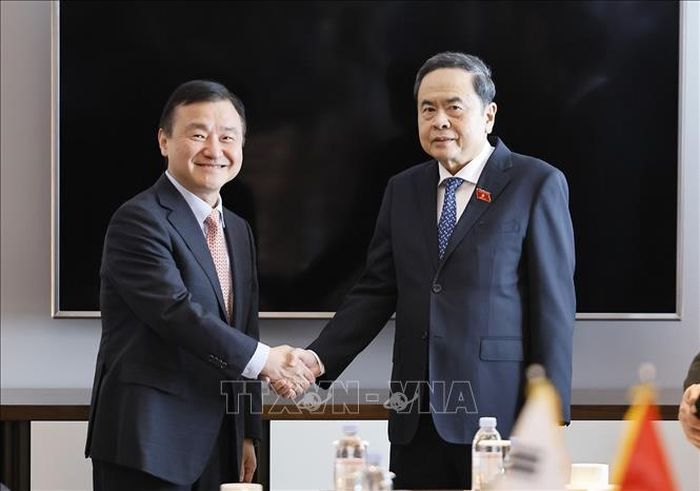 Chủ tịch Quốc hội Trần Thanh Mẫn tiếp ông Roh Tae Moon, Phó Chủ tịch cấp cao kiêm Tổng Giám đốc điều hành Samsung điện tử (Hàn Quốc). Ảnh: Doãn Tấn/TTXVN
