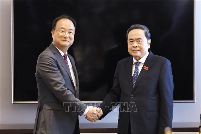 Chủ tịch Quốc hội Trần Thanh Mẫn tiếp ông Moon Hyuk-soo, Giám đốc điều hành LG Innotek, thuộc Tập đoàn LG. Ảnh: Doãn Tấn/TTXVN