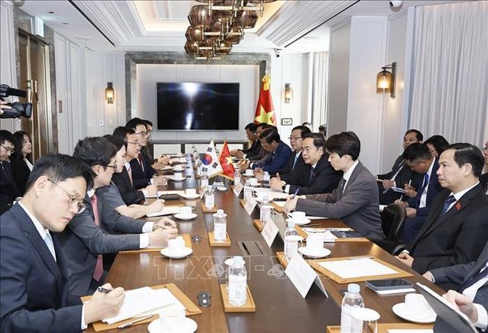Chủ tịch Quốc hội Trần Thanh Mẫn tiếp ông Roh Tae Moon, Phó Chủ tịch cấp cao kiêm Tổng Giám đốc điều hành Samsung điện tử (Hàn Quốc). Ảnh: Doãn Tấn/TTXVN