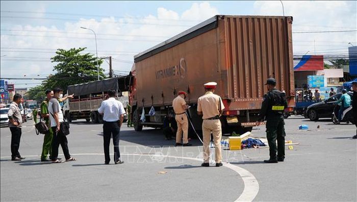 Lực lượng chức năng thành phố Đồng Nai phong tỏa hiện trường, điều tiết giao thông hạn chế tình trạng ùn tắc kéo dài. Ảnh: Lê Xuân/TTXVN
