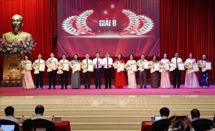Ban Tổ chức trao giải cho các tác giả, nhóm tác giả có tác phẩm đoạt giải B tại Cuộc thi. Ảnh: Văn Điệp/TTXVN