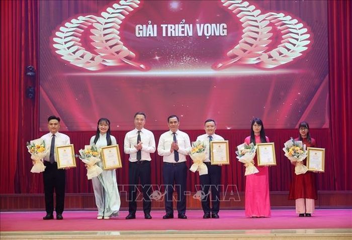 Các tác giả, nhóm tác giả có tác phẩm đoạt giải Triển vọng tại Cuộc thi. Ảnh: Văn Điệp/TTXVN