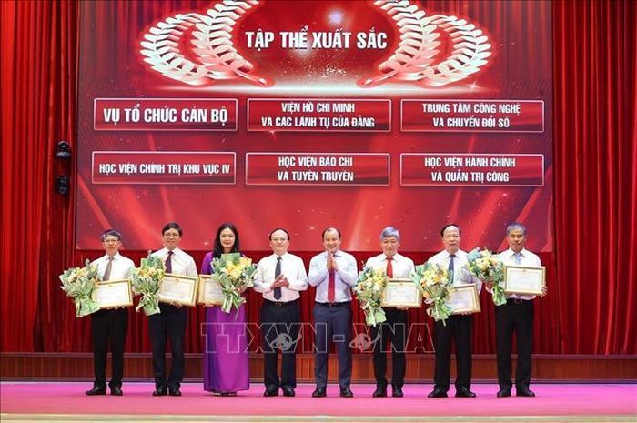 Ban Tổ chức trao giải cho các tập thể có thành tích xuất sắc đoạt giải tại Cuộc thi. Ảnh: Văn Điệp/TTXVN
