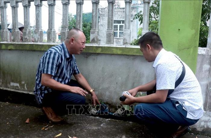 Ông Trần Đại Nghĩa, thôn Đông Hoàng Nam, xã Đồng Châu, tỉnh Hưng Yên trao đổi với phóng viên việc hóa đơn tiền nước tháng 7/2026 của gia đình tăng bất thường. Ảnh: Đinh Văn Nhiều/TTXVN