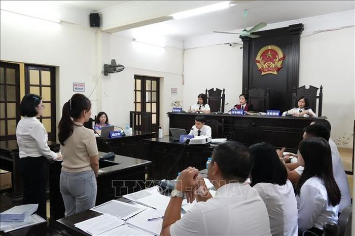 Hội đồng xét xử điều hành phiên tòa.