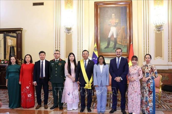 Quyền Tổng thống Venezuela Delcy Rodríguez chụp ảnh chung cùng Đại sứ Vũ Trung Mỹ và cán bộ các cơ quan đại diện Việt Nam. Ảnh: Phủ Tổng thống Venezuela/TTXVN phát