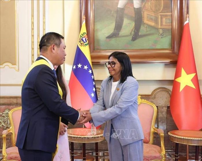Quyền Tổng thống Venezuela Delcy Rodríguez và Đại sứ Vũ Trung Mỹ. Ảnh: Phủ Tổng thống Venezuela/TTXVN phát