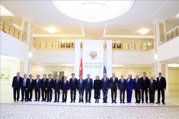 Tổng Bí thư, Chủ tịch nước Tô Lâm cùng Chủ tịch Hội đồng Liên bang (Thượng viện) Quốc hội Liên bang Nga Valentina Matvienko và các đại biểu hai nước chụp ảnh chung. Ảnh: Thống Nhất/TTXVN