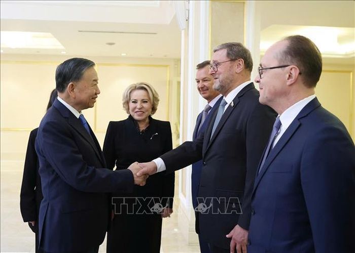 Tổng Bí thư, Chủ tịch nước Tô Lâm với thành viên đoàn Nga. Ảnh: Thống Nhất/TTXVN