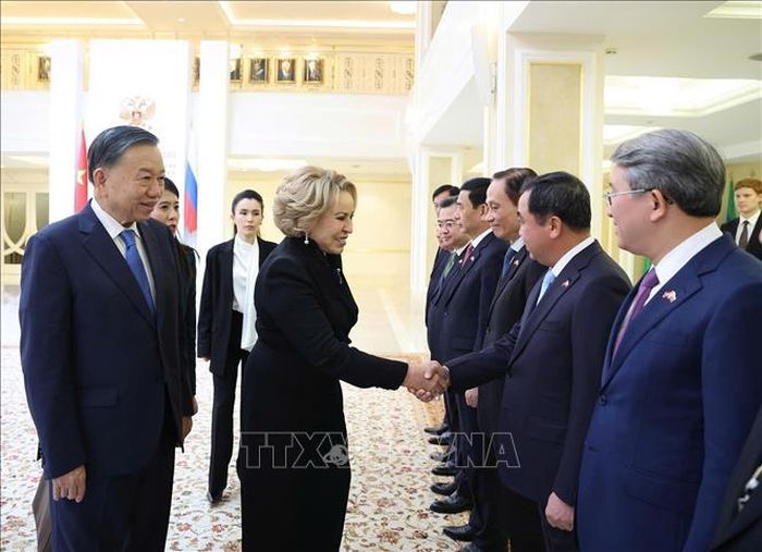 Tổng Bí thư, Chủ tịch nước Tô Lâm giới thiệu thành viên đoàn cấp cao Việt Nam với Chủ tịch Hội đồng Liên bang (Thượng viện) Quốc hội Liên bang Nga Valentina Matvienko. Ảnh: Thống Nhất/TTXVN