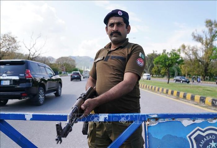Cảnh sát kiểm tra an ninh tại Islamabad, Pakistan. Ảnh: THX/TTXVN