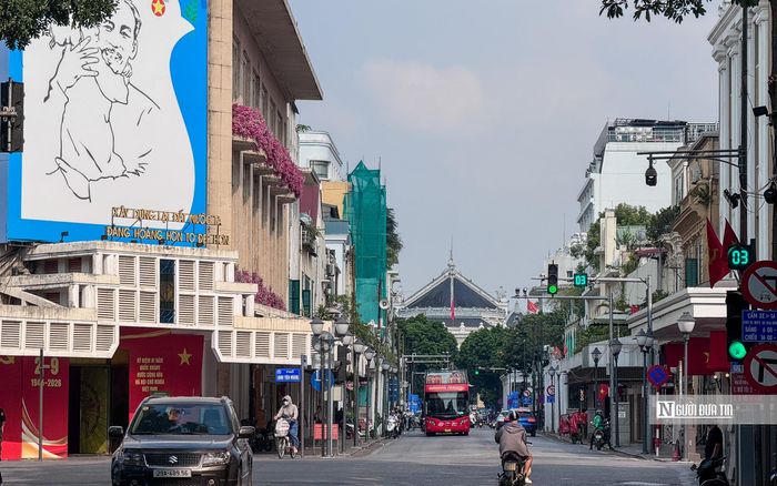 Hiện trạng phố Tràng Tiền nhìn từ hướng bờ hồ Hoàn Kiếm về Nhà Hát Lớn.