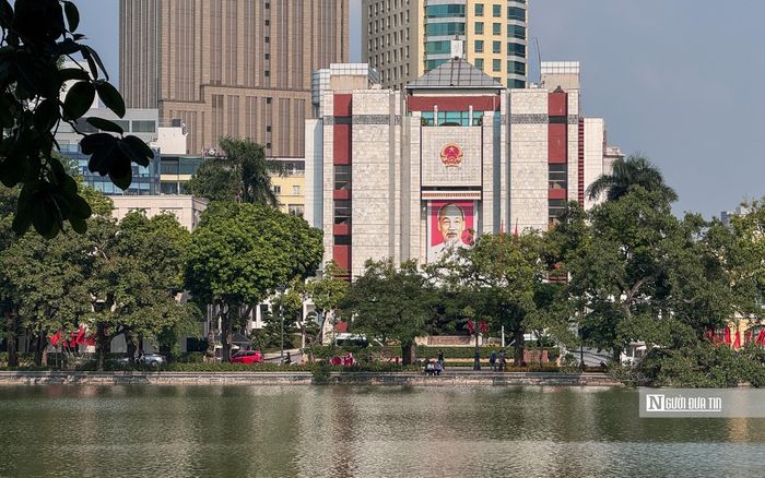 Một trong những nội dung có tác động lớn đến diện mạo khu vực hồ Hoàn Kiếm là việc nghiên cứu tái cấu trúc một số khu đất, công trình hiện hữu. Đáng chú ý, tại khu vực trụ sở UBND thành phố, phương án nghiên cứu bố trí một công trình mới cao 9 tầng, có 4 tầng hầm.
