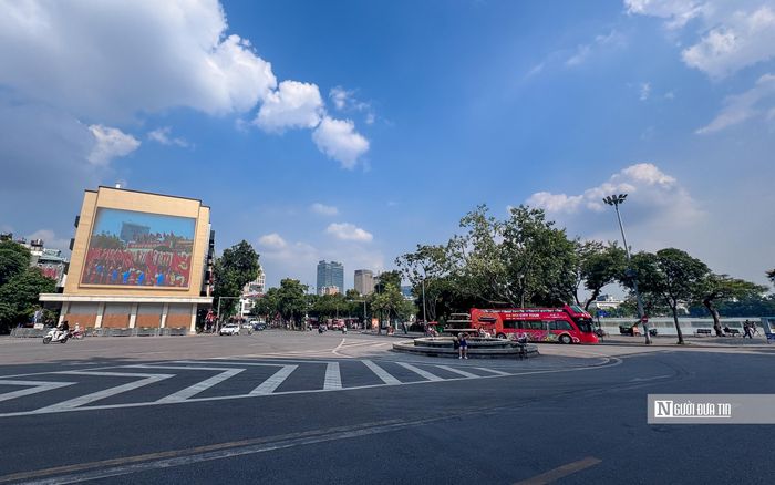 Tại phía bắc hồ Hoàn Kiếm, quảng trường Đông Kinh Nghĩa Thục được nghiên cứu mở rộng, tăng kết nối với hồ này và không gian công viên - quảng trường phía đông. Phương án nghiên cứu bố trí công trình biểu tượng "Khải hoàn môn", lấy cảm hứng từ đôi cánh chim hạc đang vươn lên, tạo điểm nhấn kết thúc trục đô thị khu phố cổ và mở ra trục không gian mới về phía Nam.