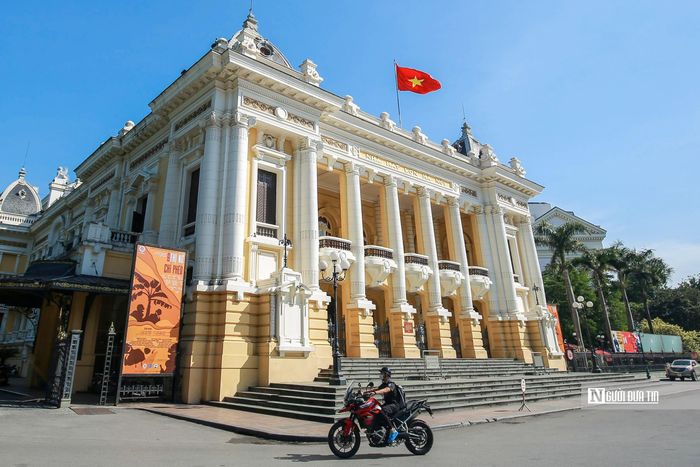 Đối với khu vực Quảng trường Cách mạng Tháng Tám, Nhà hát Lớn, Bảo tàng Lịch sử Quốc gia và phụ cận, Hà Nội nghiên cứu gắn kết hệ thống quảng trường, vườn hoa, bảo tàng và không gian kiến trúc cảnh quan phía Đông hồ Hoàn Kiếm.