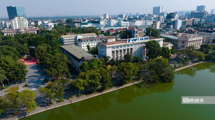 Khu vực phía Đông hồ Hoàn Kiếm nghiên cứu hình thành hệ thống quảng trường, công viên tại khu vực UBND Thành phố, Vườn hoa Lý Thái Tổ, Bưu điện Hà Nội và tháp Hòa Phong.
