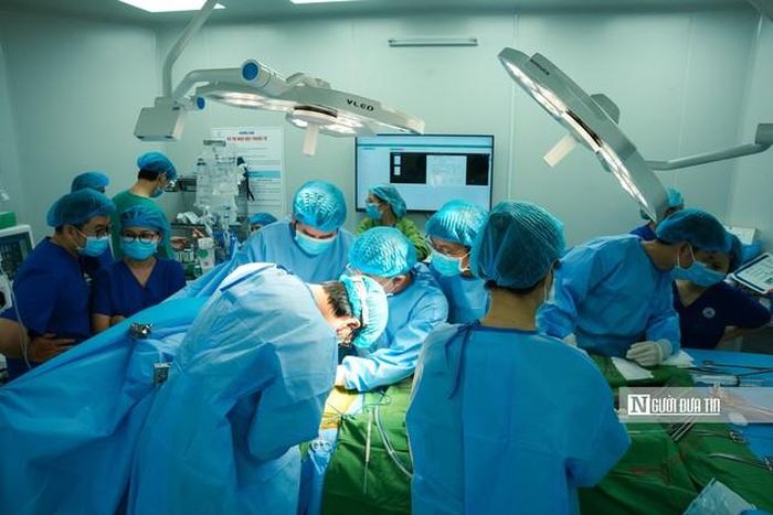 Ê-kíp thực hiện ca phẫu thuật hiến gan. (Ảnh: BVCC)