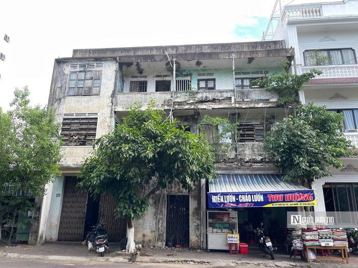Khu tập thể 42-44 Tăng Bạt Hổ  (phường Quy Nhơn) xuống cấp, thuộc diện di dời để xây dựng lại. Ảnh:NY