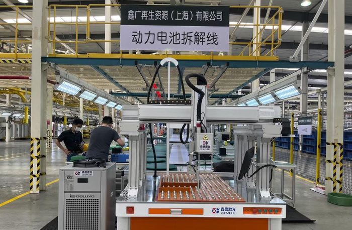 Dây chuyền tháo dỡ, xử lý pin hiện đại ở Thượng Hải. Ảnh: Xinmin.