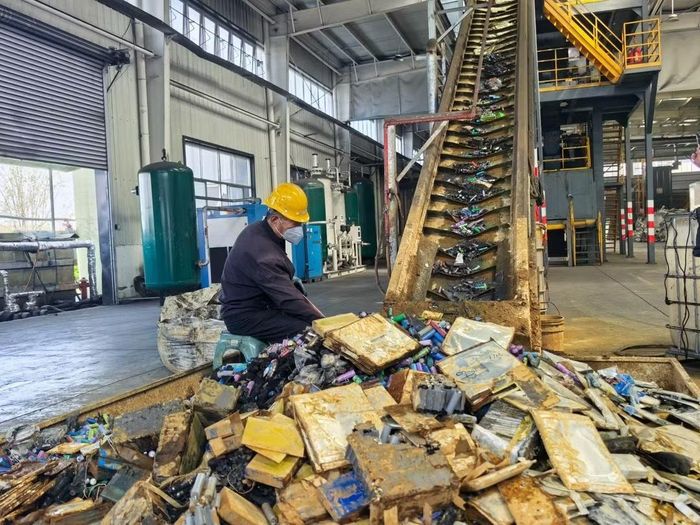 Pin tháo dỡ, xử lý không đúng quy trình sẽ có nguy cơ gây ô nhiễm nghiêm trọng . Ảnh: Thepaper.