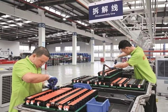 Một cơ sở xử lý pin cũ với dây chuyền khép kín. Ảnh: Thepaper.