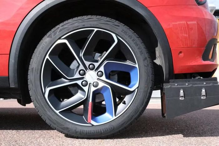 Lốp xe bị mài mòn trong quá trình di chuyển có thể tạo ra lượng bụi mịn đáng kể. Ảnh: CNN.