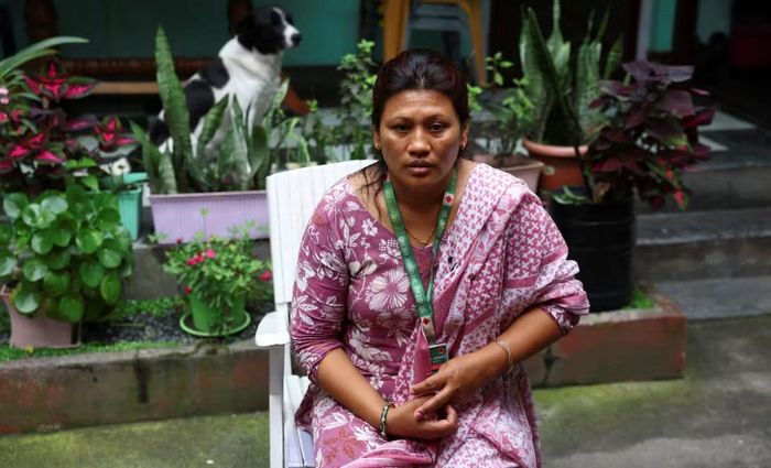 Hira Shova Maharjan, 45 tuổi, vợ của Kabir Maharjan, người sống sót được kéo ra sau khi bị mắc kẹt chín ngày trong đường hầm nhà máy thủy điện sau trận lũ quét và sạt lở đất, đã trả lời phỏng vấn của Reuters tại một quán cà phê gần bệnh viện quân đội nơi chồng bà đang điều trị, ở Kathmandu, Nepal, ngày 6/9. Ảnh: Reuters.