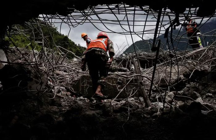 Một binh sĩ thuộc quân đội Nepal bước ra khỏi một tòa nhà bị hư hại gần lối vào đường hầm tại nhà máy thủy điện Upper Trishuli 3A sau trận lũ quét và sạt lở đất kinh hoàng, ở Rasuwa, Nepal, ngày 3/9. Ảnh: Reuters.