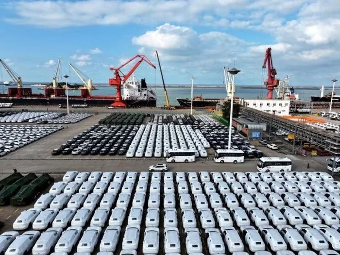 Xuất khẩu trở thành lối thoát để tiêu thụ cho ngành xe hơi Trung Quốc: 6 tháng đầu 2026, lượng xe du lịch xuất khẩu tăng 71,7% so với cùng kỳ năm ngoái. Ảnh: Creaders.