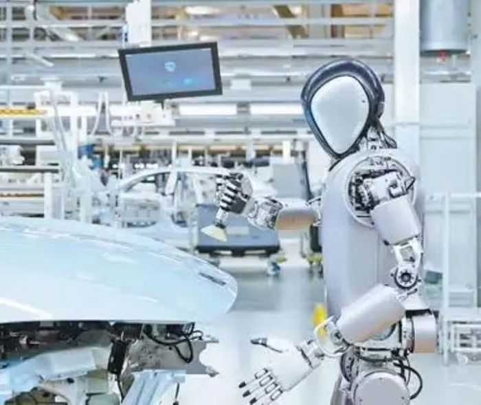 Đã đến lúc các doanh nghiệp tính toán lại bài toán sử dụng lao động người và máy sao cho hiệu quả. Ảnh: Creaders.