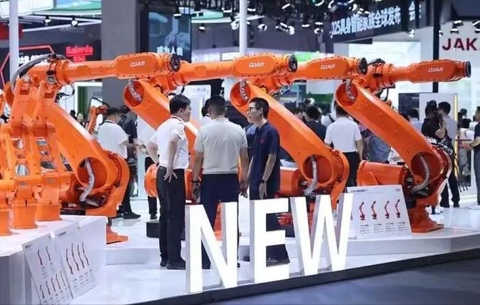 Các chủ doanh nghiệp từng vung tiền mua robot công nghiệp "làm không biết mệt" về thay thế công nhân, giờ đây bắt đầu gánh chịu "hệ quả boomerang". Ảnh: Creaders.