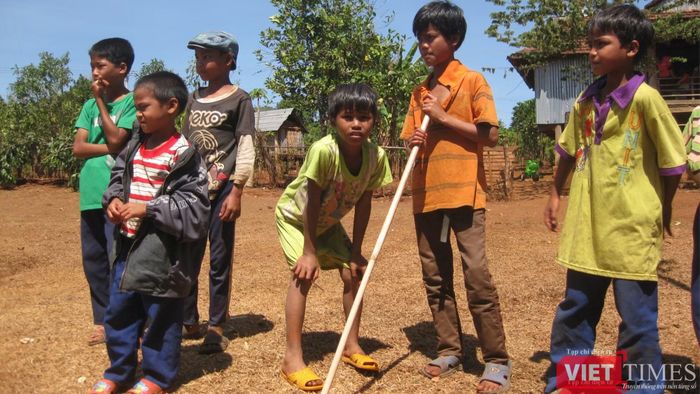 Nhiều gia đình ngại sinh con vì không có nhà ở. Ảnh: Thanh Hằng.