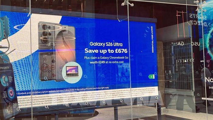 Mẫu Galaxy S26 Ultra được chào bán với mức giảm tới 676 bảng tại một cửa hàng O2 ở London. Khoản khuyến mãi càng lớn càng cho thấy các nhà mạng sẵn sàng hạ giá máy để đổi lấy hợp đồng thuê bao dài hạn. Ảnh: Hương Giang - PV TTXVN tại Anh