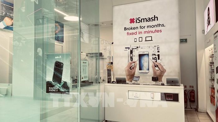 Tiệm sửa chữa iSmash tại London Anh với khẩu hiệu "hỏng nhiều tháng, sửa trong vài phút" - phản ánh xu hướng níu giữ thiết bị cũ giữa thời giá hàng điện tử leo thang. Ảnh: Hương Giang - PV TTXVN tại Anh