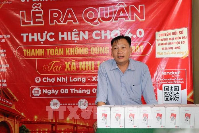 Phó Chủ tịch UBND xã Nhị Long Lê Quang Thạnh phát động lễ ra quân. Ảnh: Thanh Hòa- TTXVN