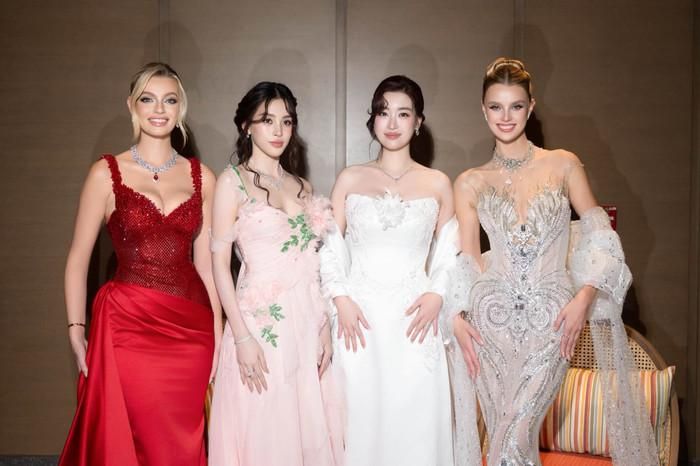Đỗ Mỹ Linh chung khung hình với Tiểu Vy, Miss World 2021 và Miss World 2024. 