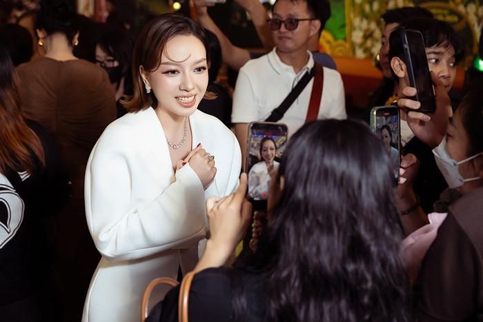 Diễn viên Băng Di hài hước chia sẻ việc chơi "tất tay" với Khương Ngọc tại thảm đỏ ra mắt phim điện ảnh Lên Hương.