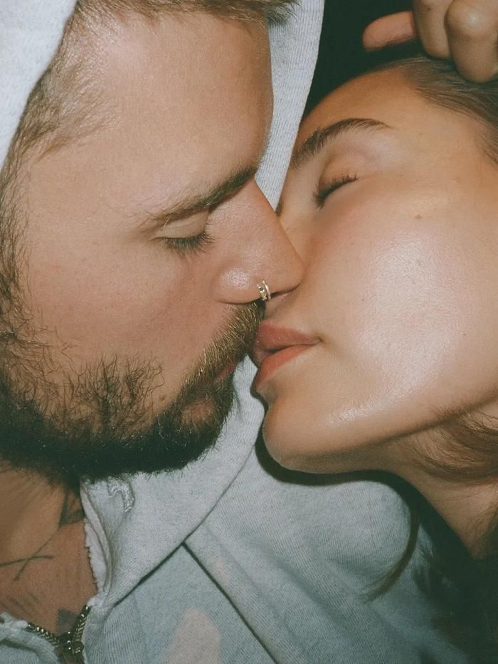 Justin Bieber và Hailey Bieber thể hiện những cử chỉ tình tứ trong bộ ảnh mới.