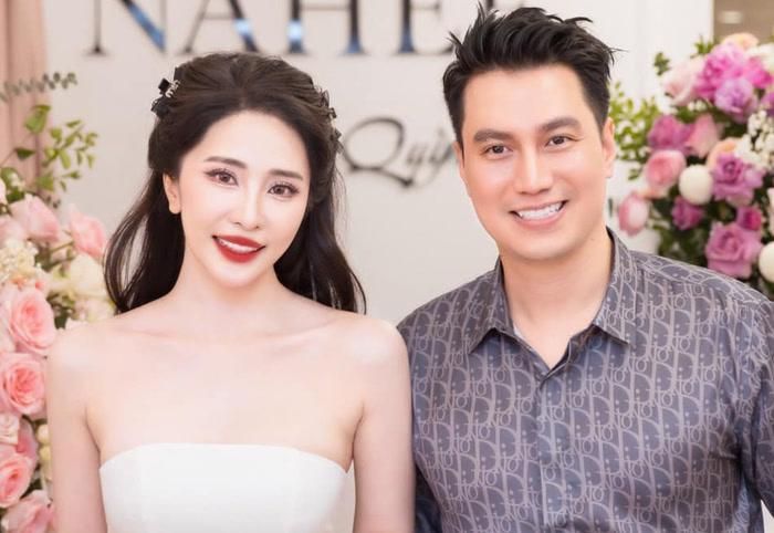 Sau khi công khai mối quan hệ, Việt Anh và Quỳnh Nga thường xuyên đồng hành trong công việc lẫn cuộc sống.