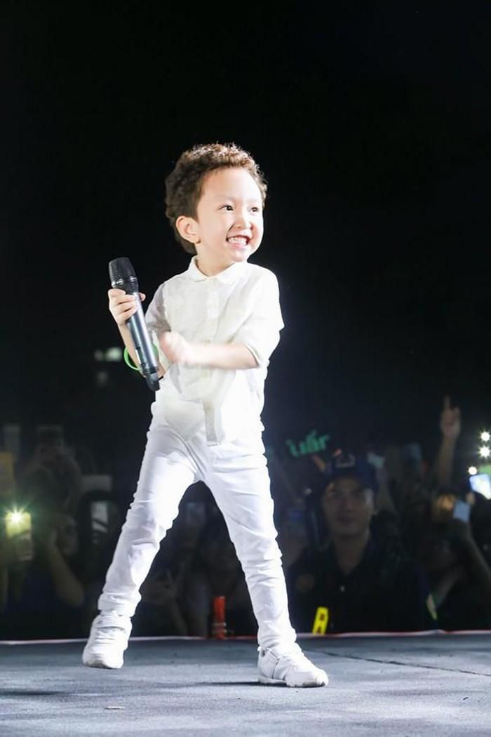 Năm 2019, Su Hào từng gây sốt khi xuất hiện trên sân khấu, biểu diễn cùng bố Tuấn Hưng.