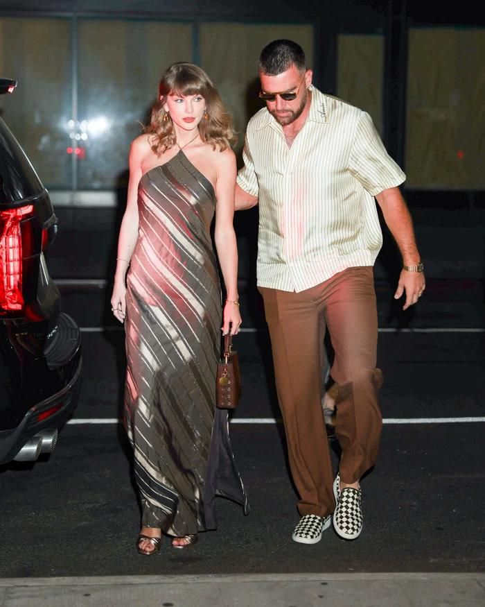 Taylor Swift và Travis Kelce tiếp tục khiến người hâm mộ thích thú khi cùng nhau tận hưởng buổi hẹn hò lãng mạn tại New York.