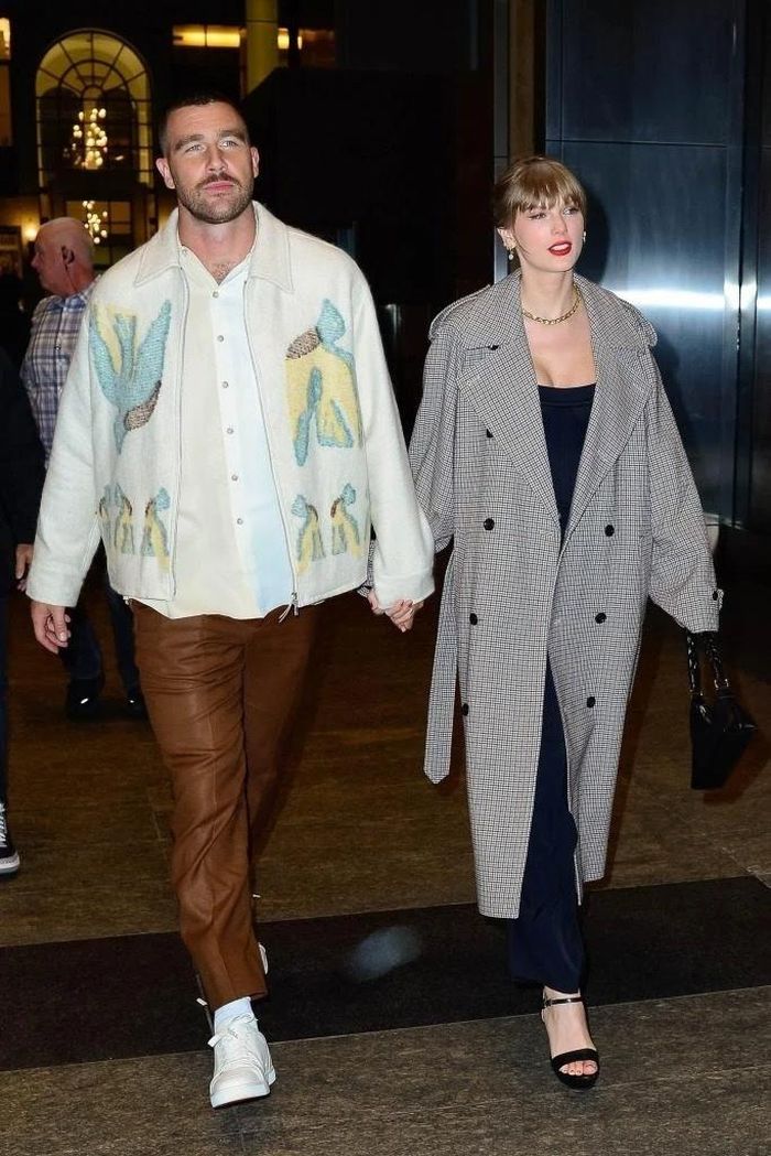 Taylor Swift và Travis Kelce hiện vẫn đang làm quen với nhịp sống mới sau khi kết hôn.