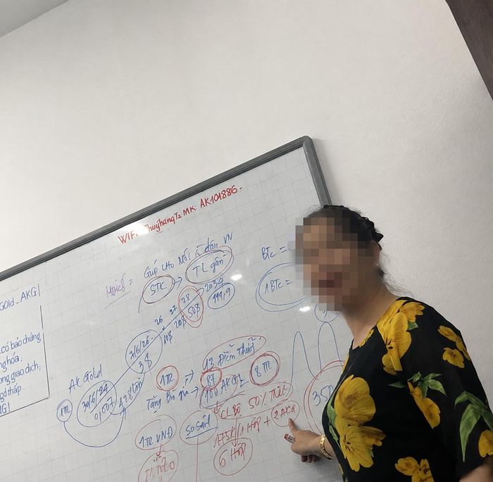 Những gì Chủ nhiệm CLB Phúc An, Chủ tịch Công ty TNHH VN Phúc An chia sẻ với PV về điểm thưởng khác hẳn với những gì PV thu thập được trong quá trình người của CLB giới thiệu về AKG. Trong ảnh, bà H. khẳng định AKG mặc định tăng, cho biết trước và minh họa lộ trình rất rõ ràng. Ảnh Hà Khê cắt từ clip